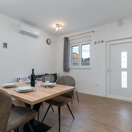 Dino Apartament *