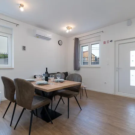 Dino Apartament